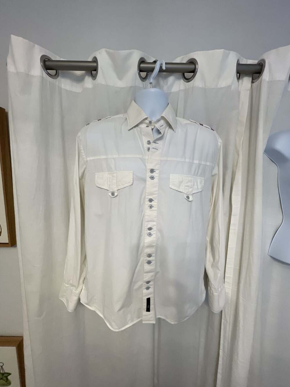 Neo White Long Sleeve Western-Style Button-Up Shirt w Epaulets
Men’s L
Military